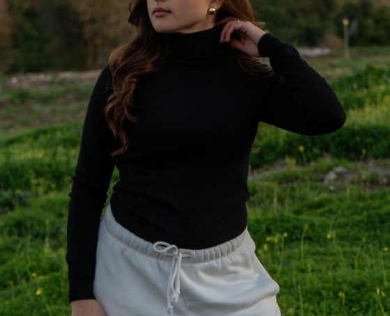 MAGLIONE COLLO ALTO NERO - immagine 2